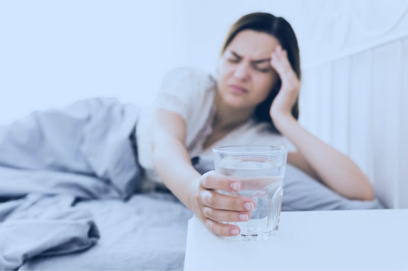 Женщина держит в руке стакан